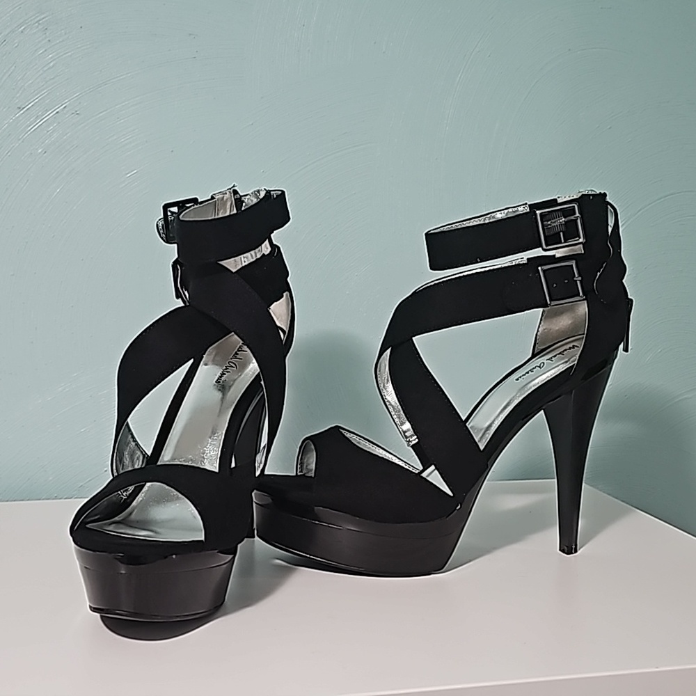 Black pumps